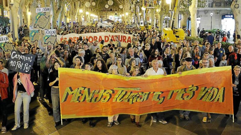 “МЕНЬШЕ ТУРИСТОВ – БОЛЬШЕ ЖИЗНИ”: ИСПАНЦЫ СНОВА ПРОТЕСТУЮТ