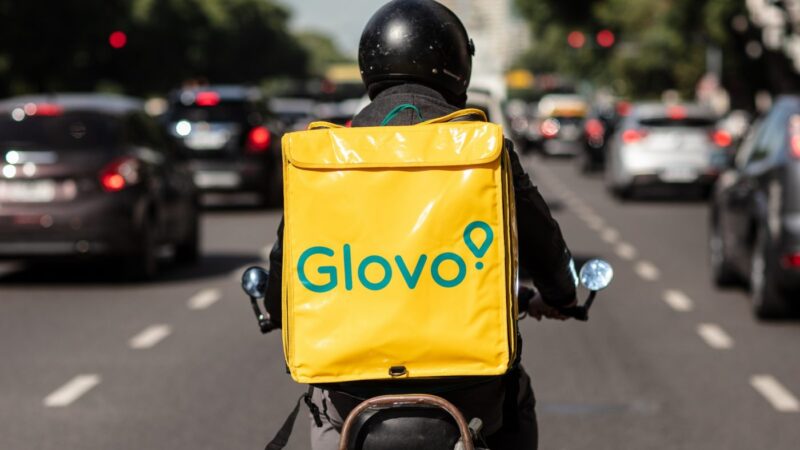 ИСПАНИЯ ТРЕБУЕТ ОТ GLOVO ПРИЗНАТЬ КУРЬЕРОВ ПОСТОЯННЫМИ РАБОТНИКАМИ