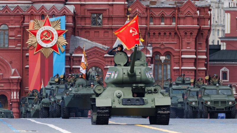 В МОСКВЕ ПРОШЕЛ ПАРАД ПОБЕДЫ