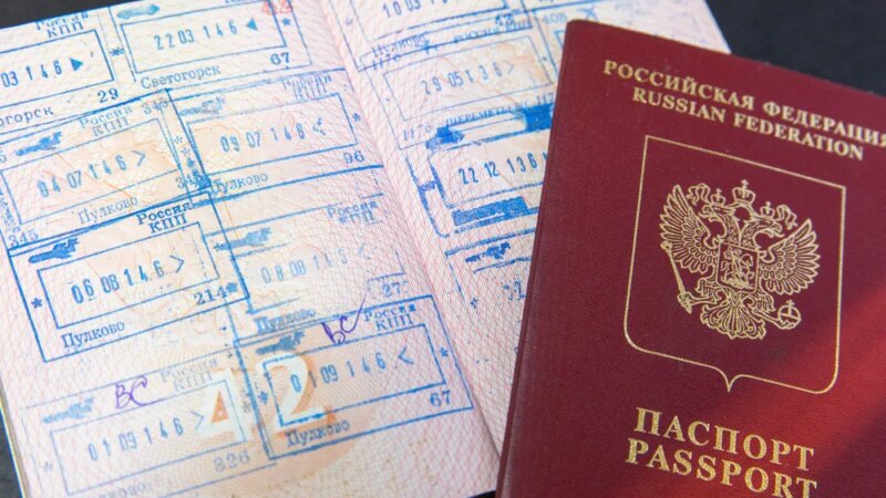 У РОССИЯН НАЧАЛИ ИЗЫМАТЬ ЗАГРАНПАСПОРТА НА ГРАНИЦЕ