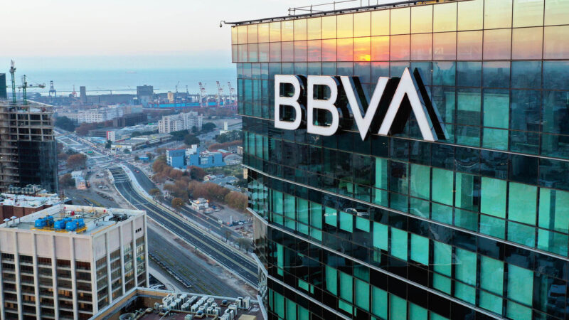 ИСПАНСКИЙ БАНК BBVA ГОТОВИТСЯ К ПОГЛОЩЕНИЮ BANCO SABADELL